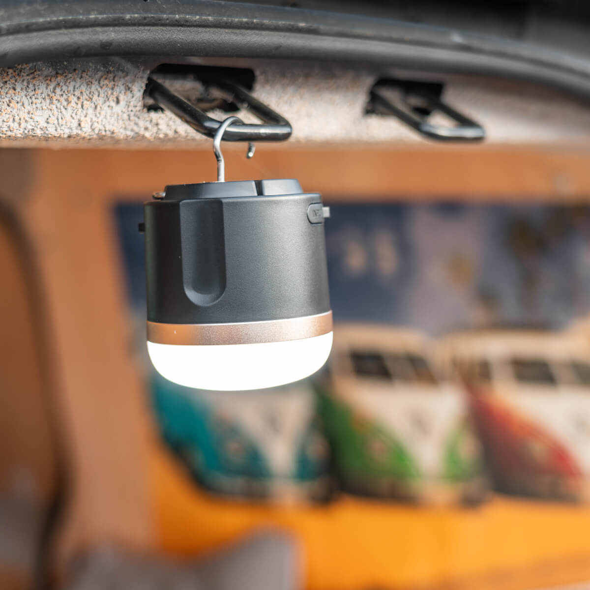 La lampe de camping rechargeable peut aussi s'accrocher dans votre fourgon