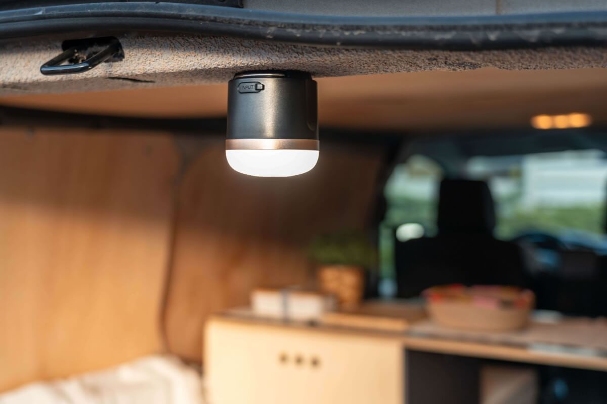 Lampe de camping rechargeable qui s'aimante &agrave; la carrosserie du fourgon am&eacute;nag&eacute;