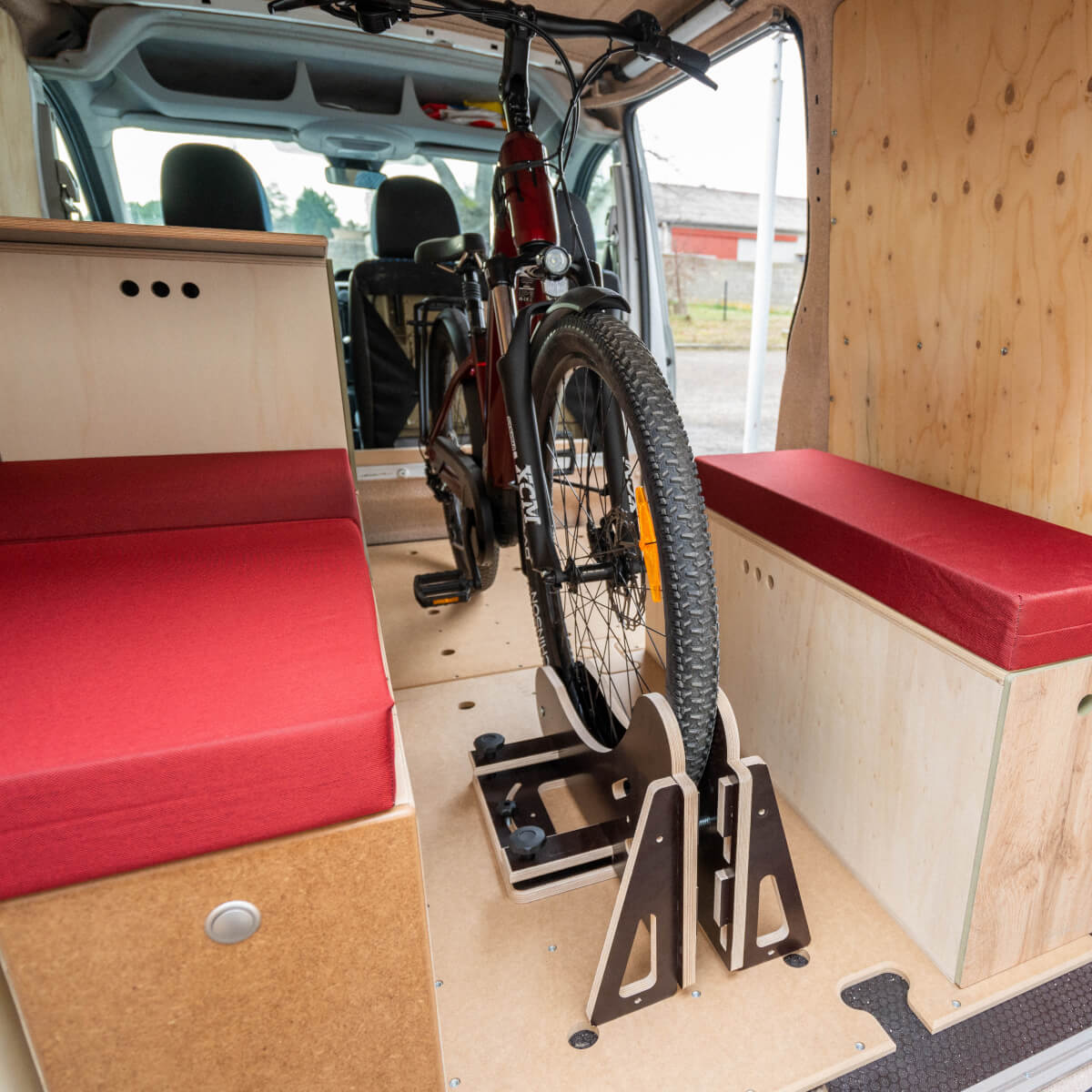 Le porte v&eacute;lo se fixe &agrave; notre plancher, il est r&eacute;glable et l&eacute;ger